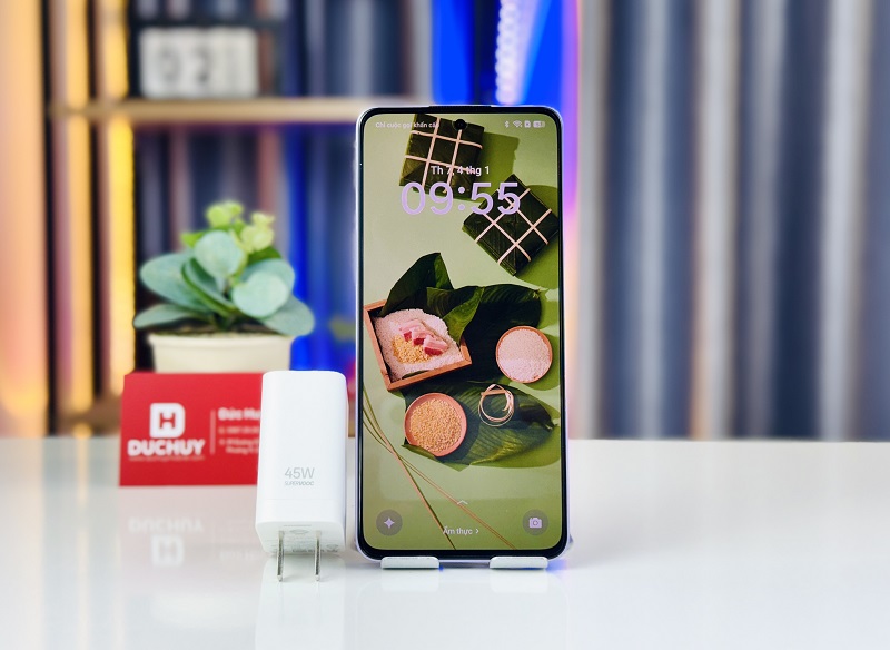 Cả POCO X7 Pro 5G và OPPO Reno13 F 5G đều có màn hình AMOLED 120Hz thao tác mượt mà