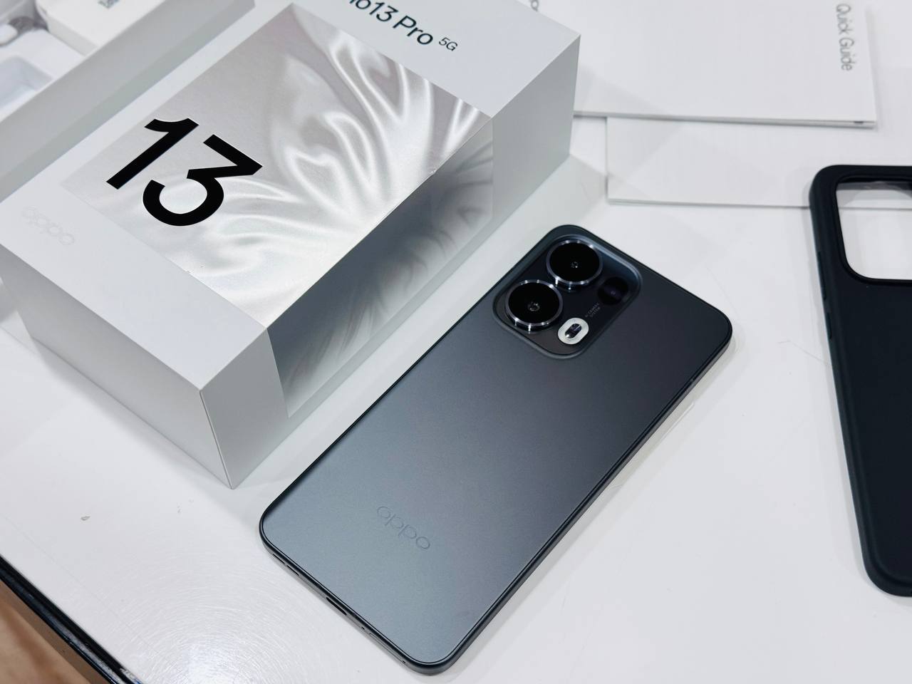 Cụm đèn led hình hạt đậu là điểm nhận dạng của dòng OPPO Reno 13 Pro 5G