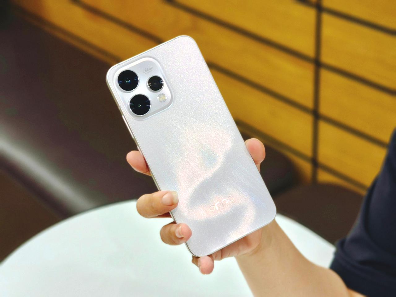 OPPO Reno 15 có mặt lưng “Mưa Sao Băng”