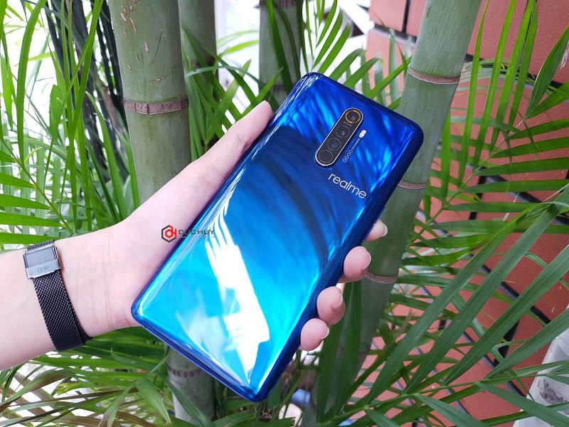 realx2 pro có thiết kế sang trọng đẹp mắt