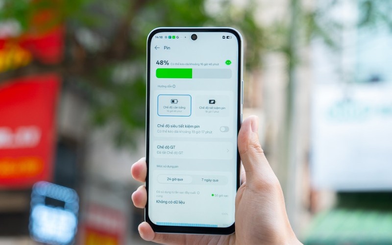 Pin khủng 8000 mAh và sạc ngược 15W