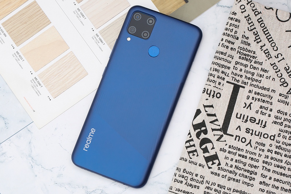 phía sau realme c15 là cụm camera và cảm biến vân tay