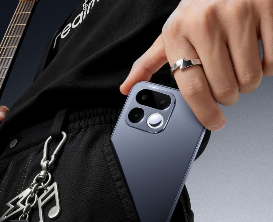 Cảm giác cầm nằm Realme 16T rất thoải mái