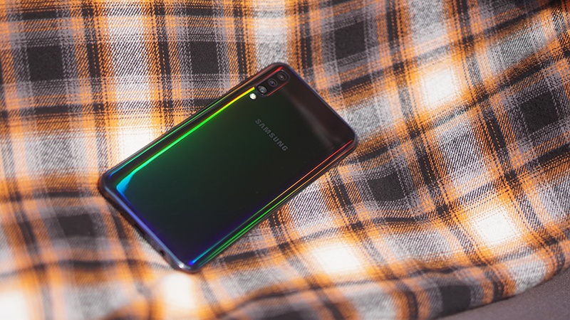 samsung galaxy a50 mặt lưng chuyển màu 