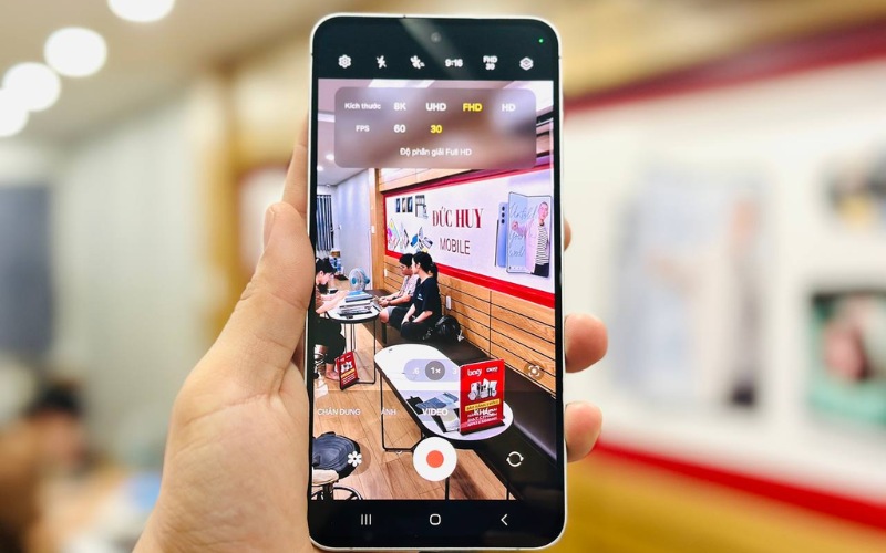 Camera 50MP OIS, zoom quang 3x