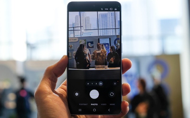 Camera 50MP OIS hỗ trợ AI cao cấp