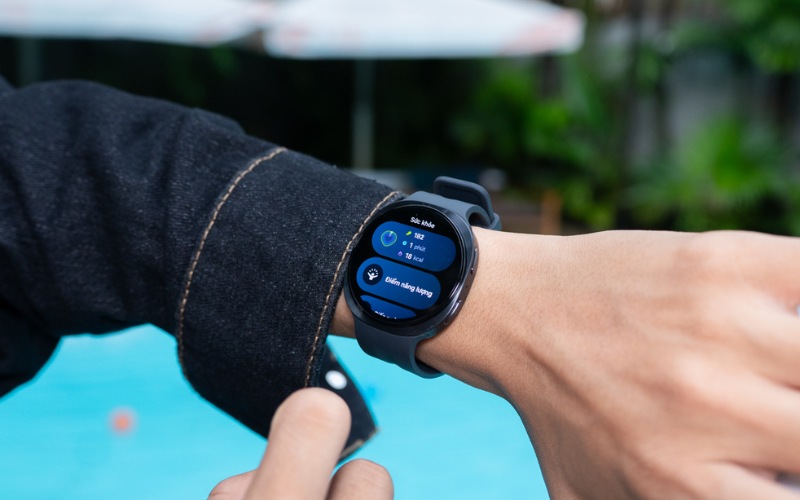 Màn hình AMOLED 1.47 inch sáng 3000 nits