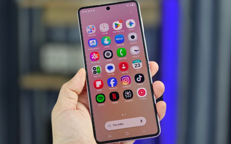 Màn hình AMOLED lớn 6.9 inch