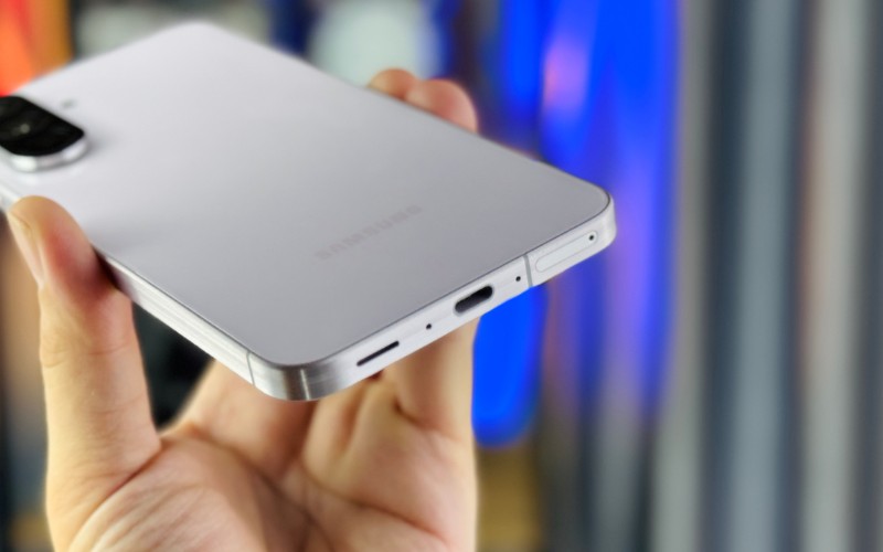 Dung lượng pin 5000 mAh không đổi, sạc nhanh 45W