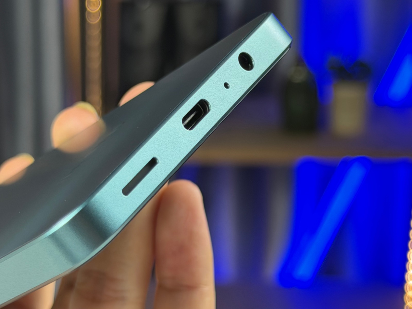 cạnh dưới Samsung Galaxy A08 là loa ngoài, micro thoại
