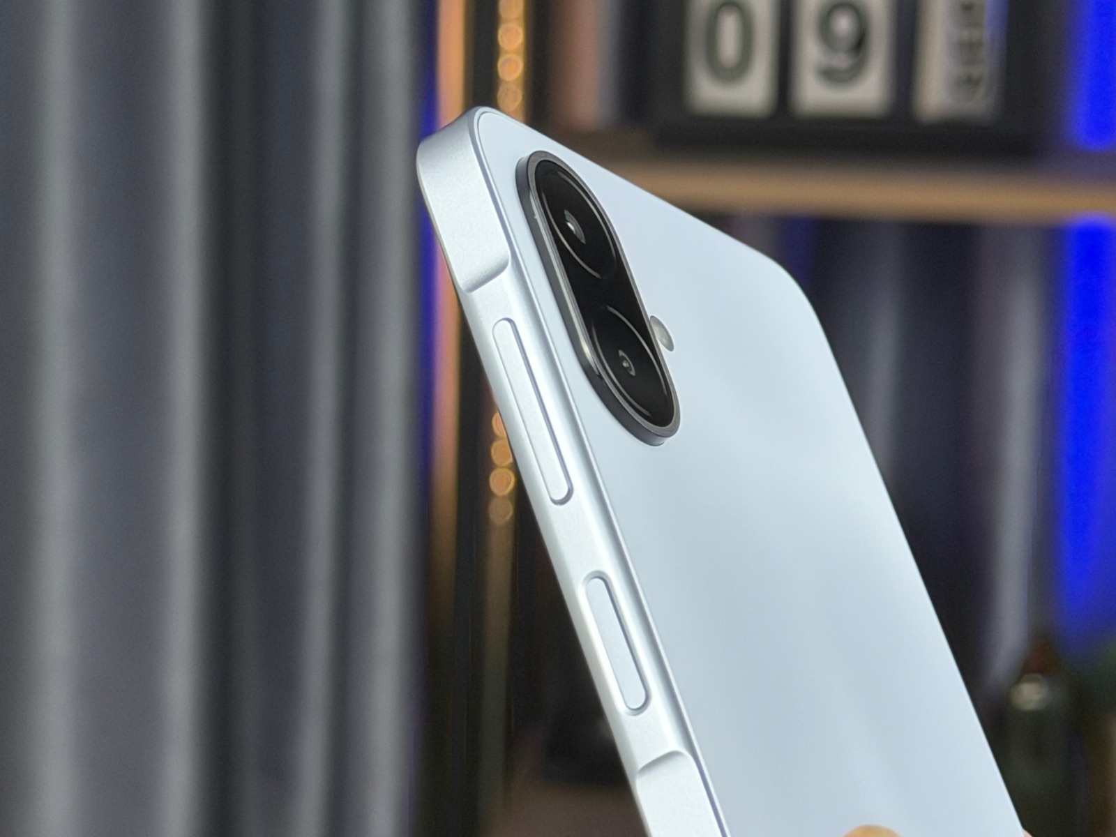Cận cảnh cụm phím nguồn của Galaxy A08