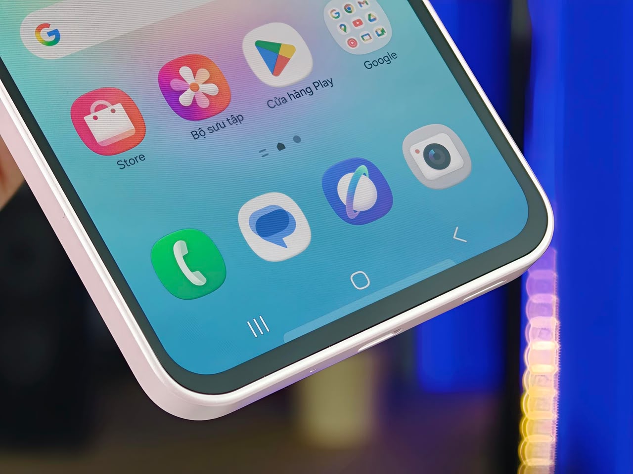 mặt trước Galaxy A27 là màn hình viền mỏng