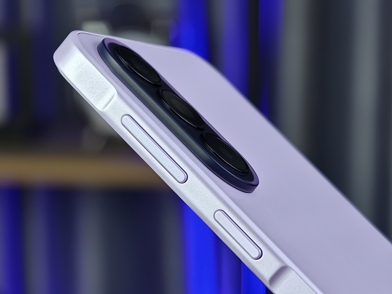 cạnh bên Samsung Galaxy A37 5G là nút bấm