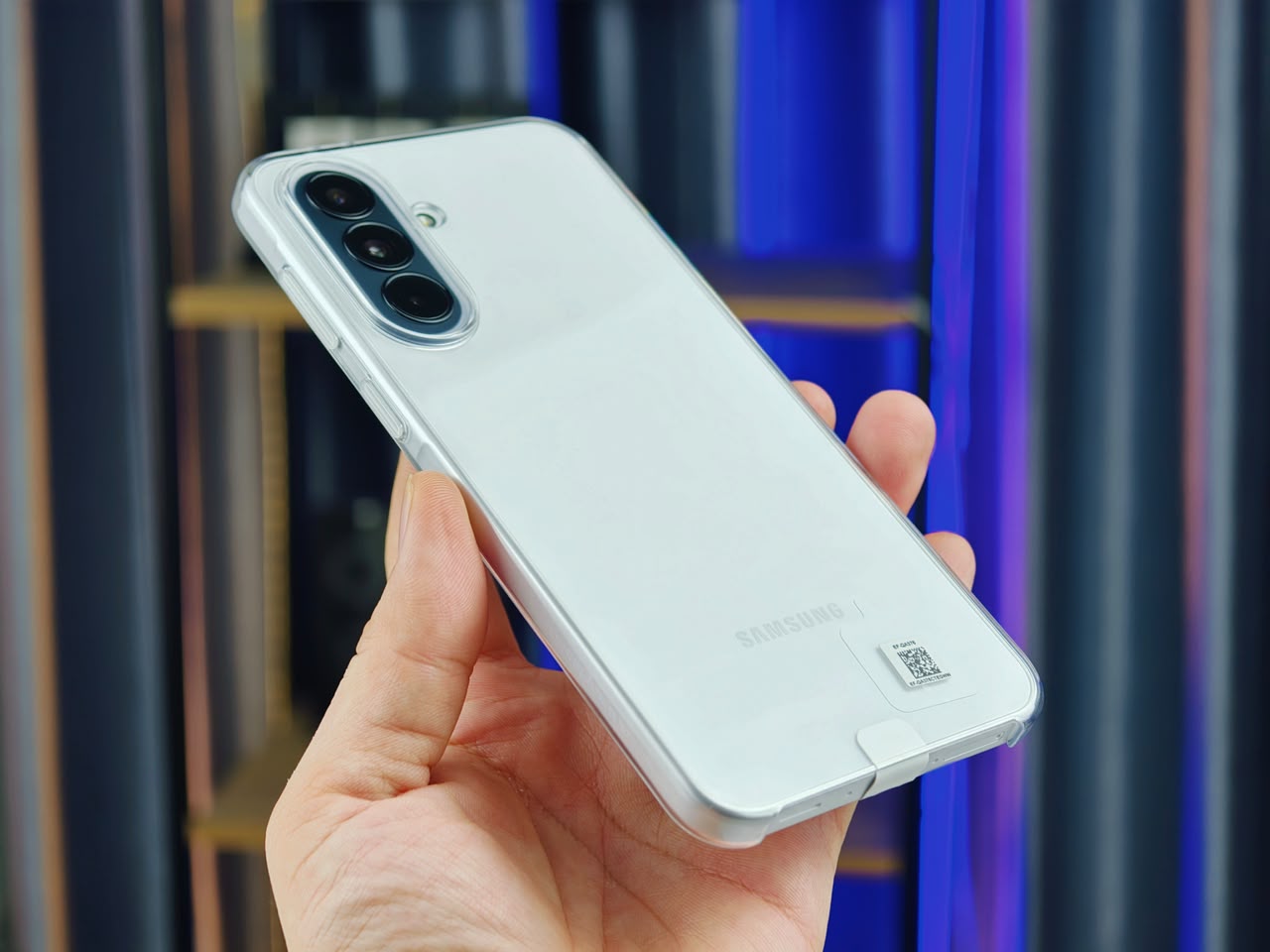 Trên tay Ốp Lưng Trong Suốt Galaxy A37 