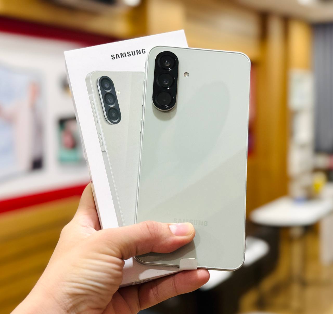 Trên tay Galaxy A56 5G màu xanh