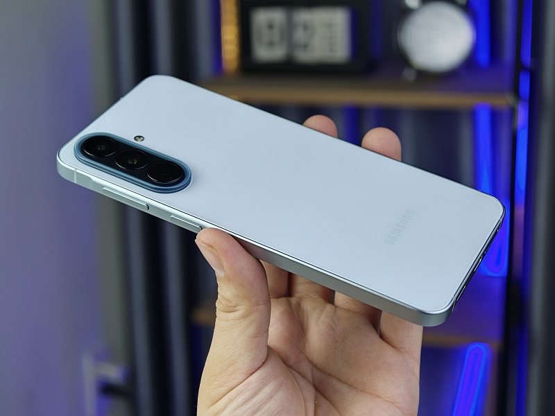 góc cạnh Samsung Galaxy A57 bo nhẹ cầm thoải mái