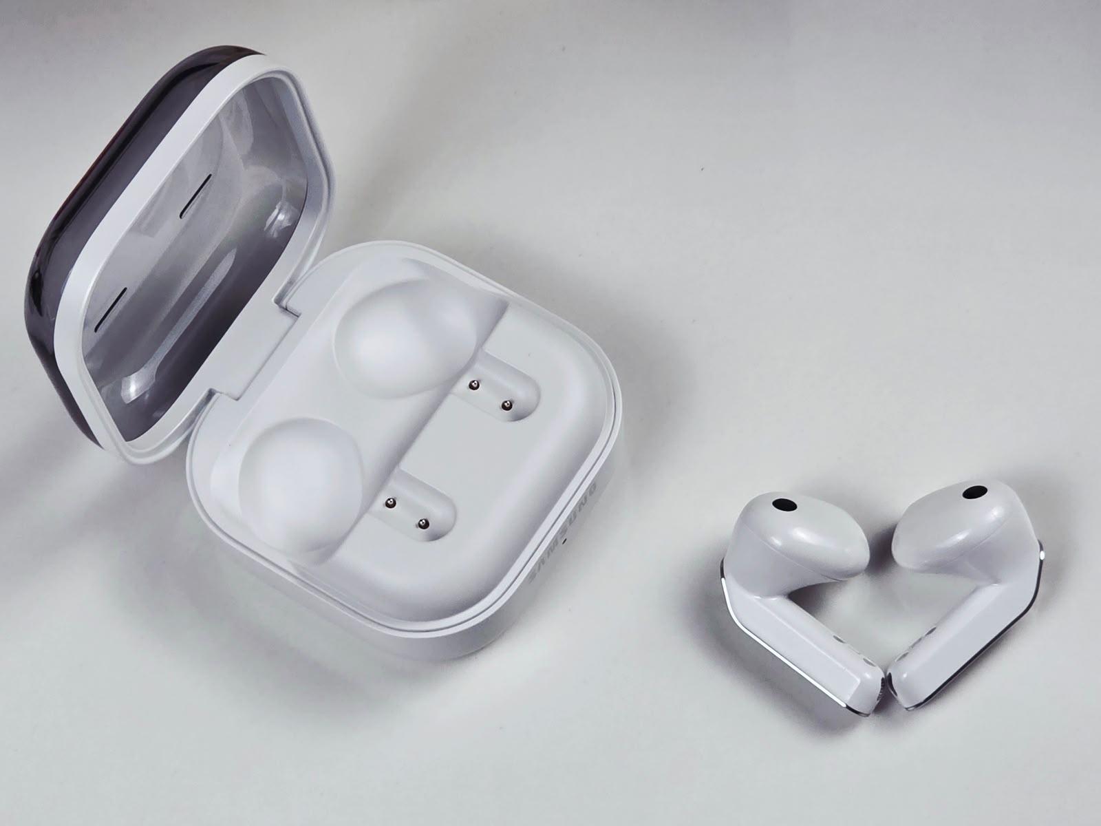 Galaxy Buds 4 màu trắng