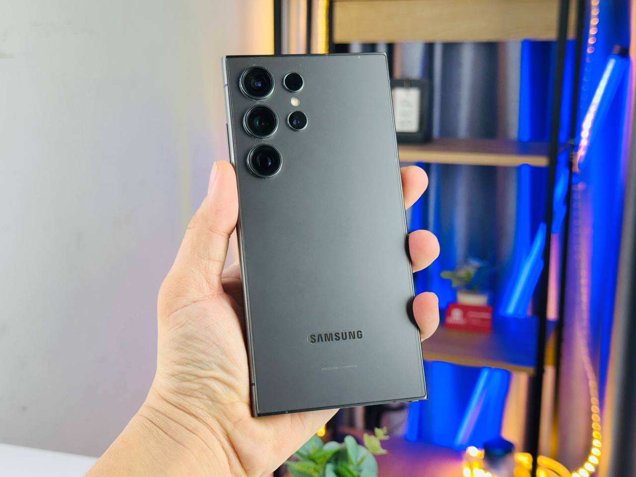 Samsung Galaxy S24 Ultra cũ có vẻ ngoài cao cấp