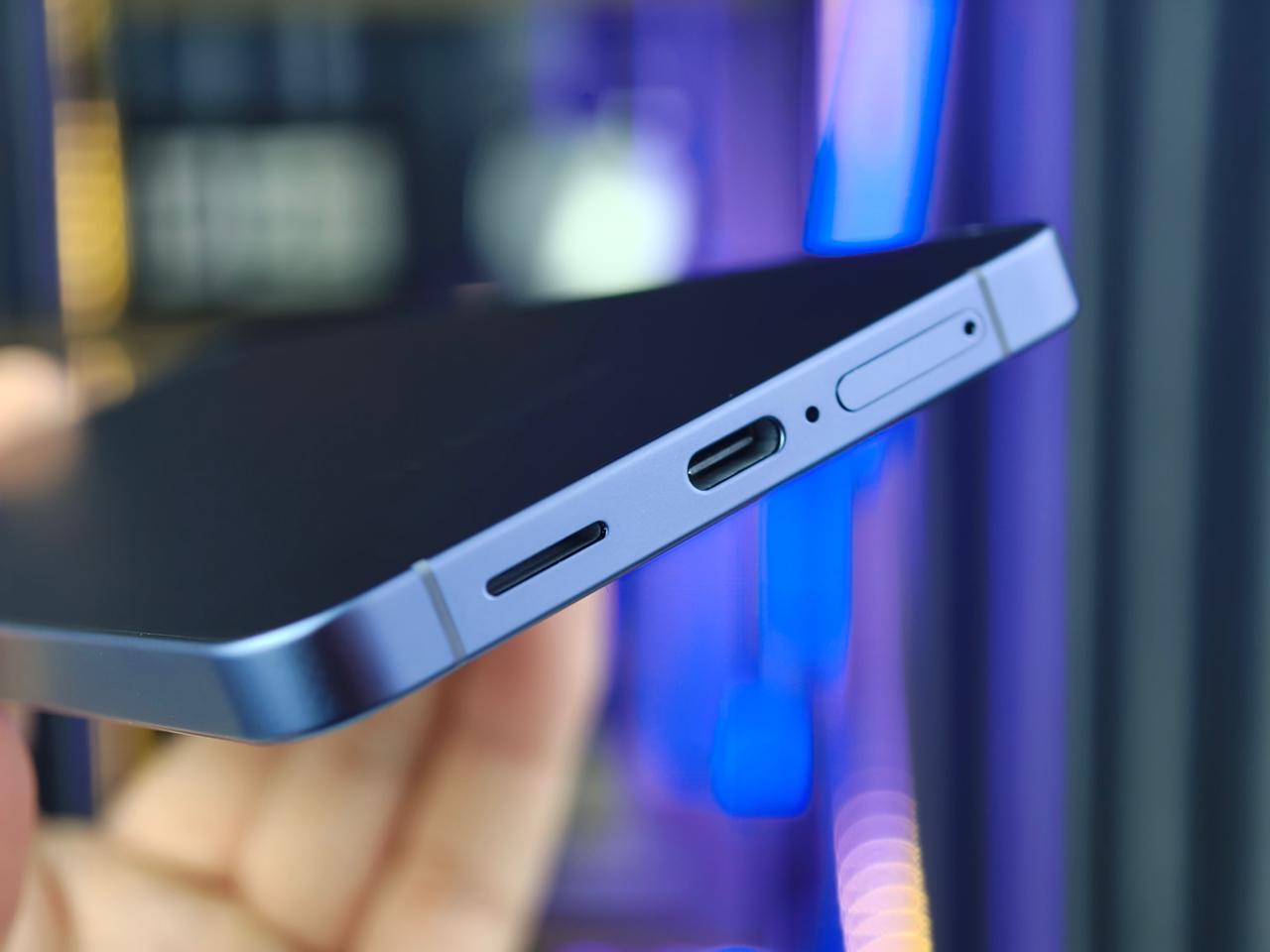 cạnh dưới của Samsung Galaxy S26 Plus