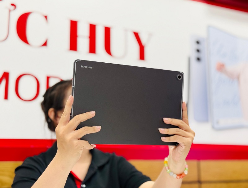 Lưu trữ mọi khoảnh khắc ấn tượng với bộ đôi camera trên Galaxy Tab S10 FE Plus 5G
