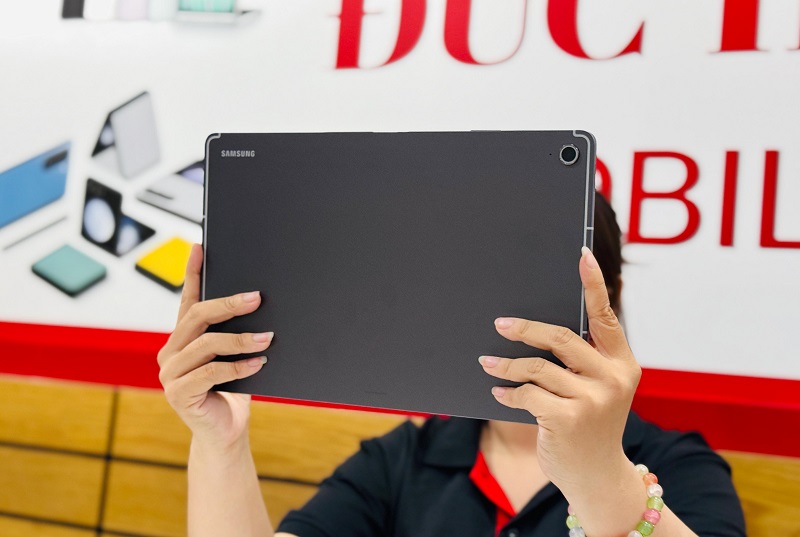 Thiết kế thanh lịch, mỏng nhẹ trên Samsung Galaxy Tab S10 FE Plus 