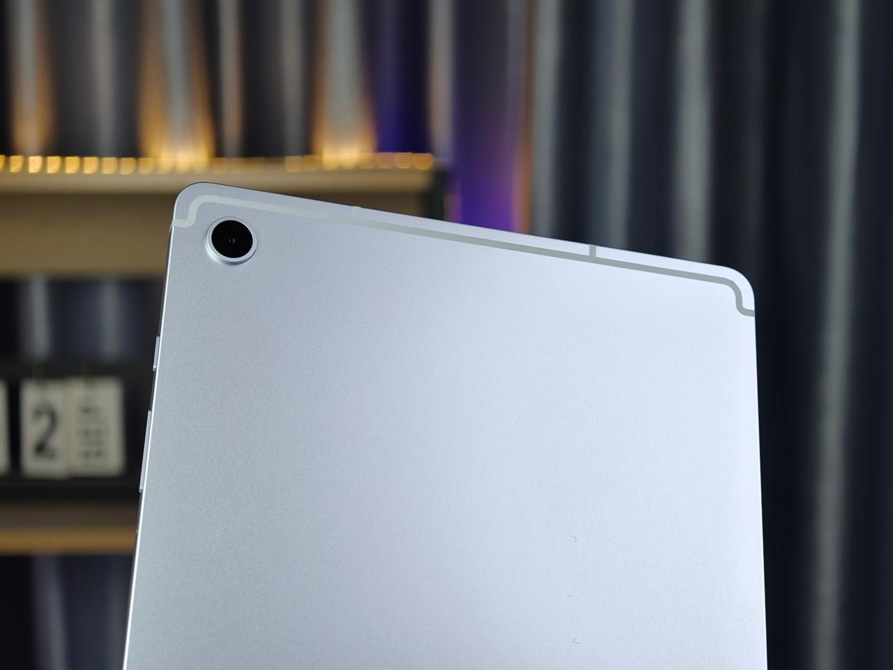 Mặt lưng máy dạng nhám