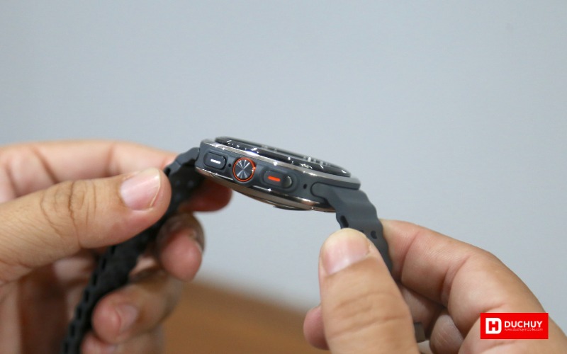 ba nút điều khiển nằm gọn bên cạnh phải Galaxy Watch Ultra 2025
