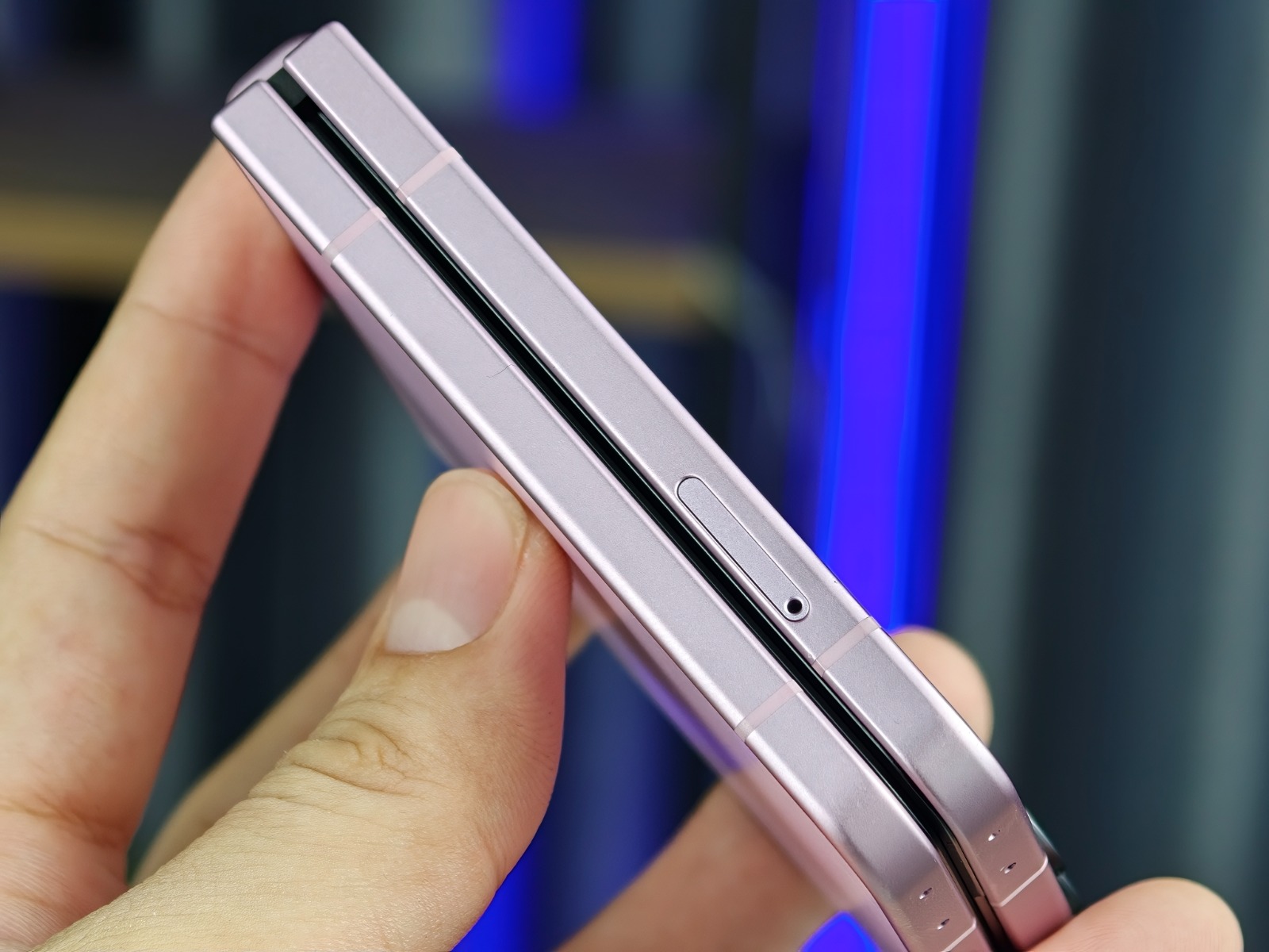góc cạnh của Galaxy Z Flip 8 512gb