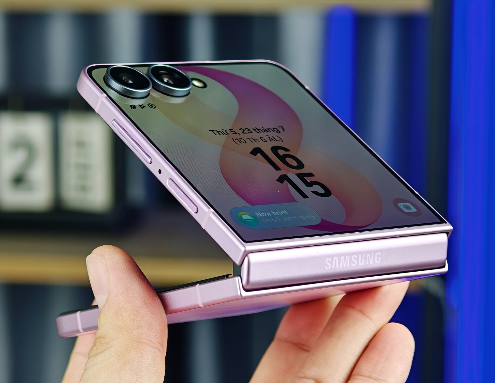 Samsung Galaxy Z Flip 8 512GB sở hữu thiết kế vỏ sò