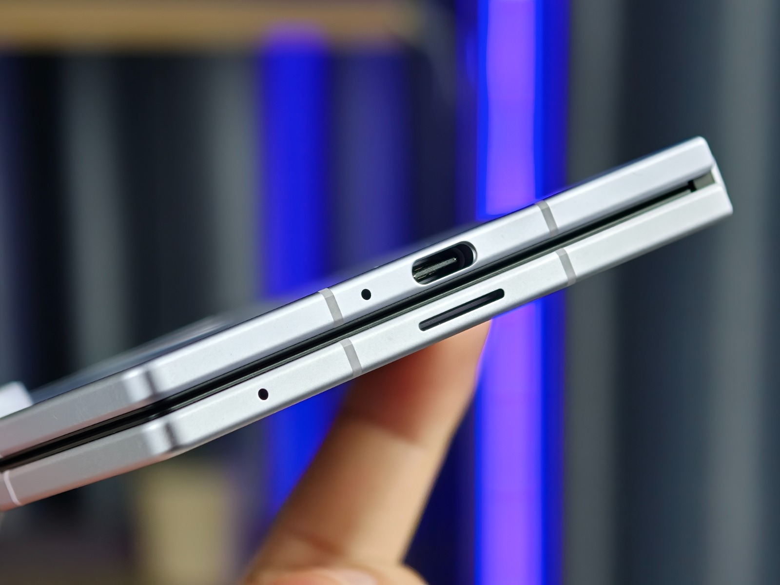 Cạnh dưới của Samsung Galaxy Z Fold 8