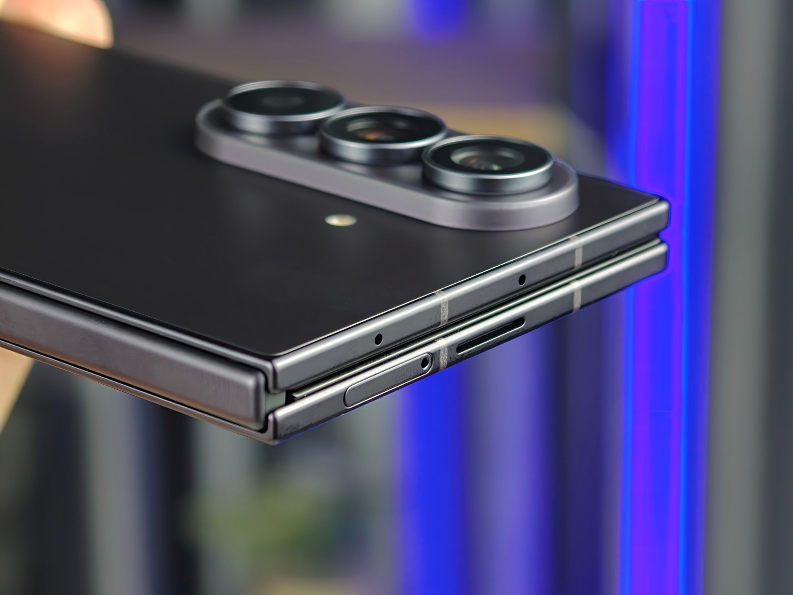Các góc cạnh của Galaxy Z Fold 8 Ultra