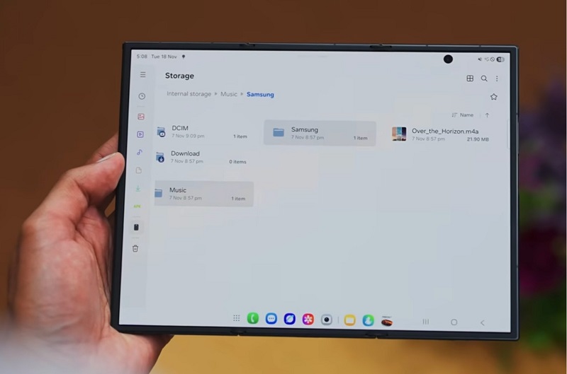 Galaxy Z TriFold hỗ trợ đa nhiệm ba ứng dụng cùng lúc