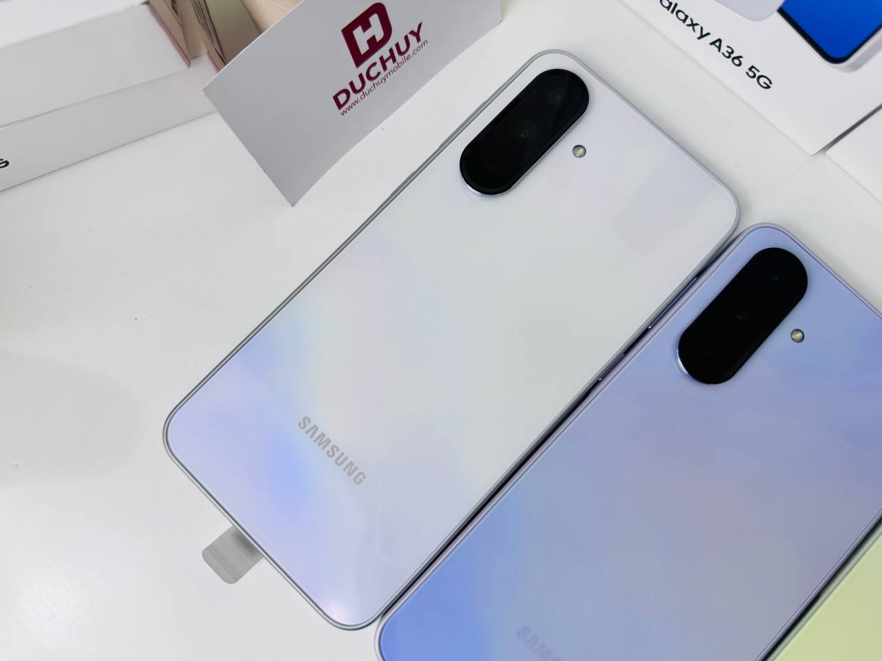 Màn hình Galaxy A36 hiển thị sắc nét ngoài trời nhờ độ sáng cao hơn