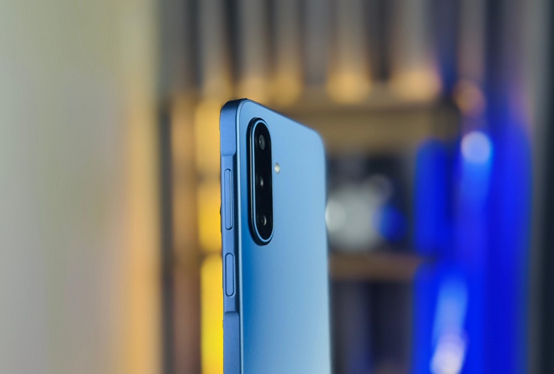 Cạnh phải Galaxy A17 5G là phím nguồn kiêm cảm biến vân tay