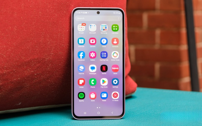 Màn hình AMOLED lớn hơn, hỗ trợ nhiều tính năng AI hiện đại