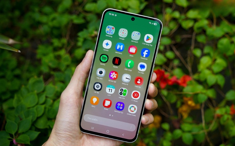 Màn hình AMOLED kích thước lớn, độ sáng cao