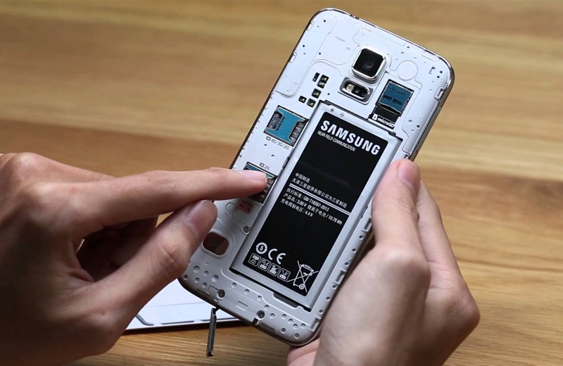 Xem số IMEI trên pin của điện thoại