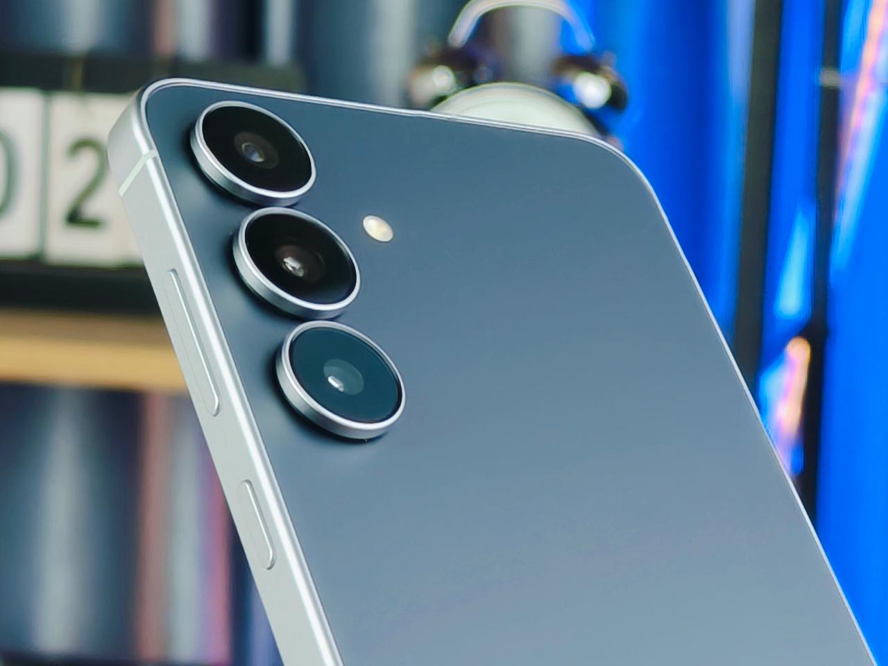 Samsung Galaxy S25 FE 5G sở hữu cụm 3 camera sau chính 50MP