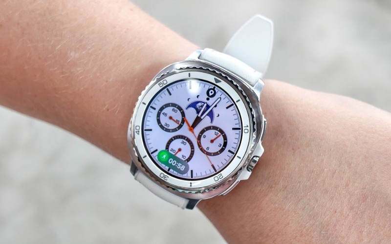 Màn hình AMOLED 1,34 inch phù hợp với mọi cổ tay