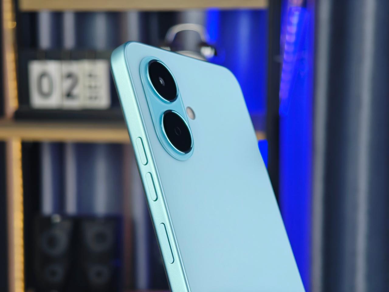 Tecno Spark Go 2 có cạnh vuông vắn