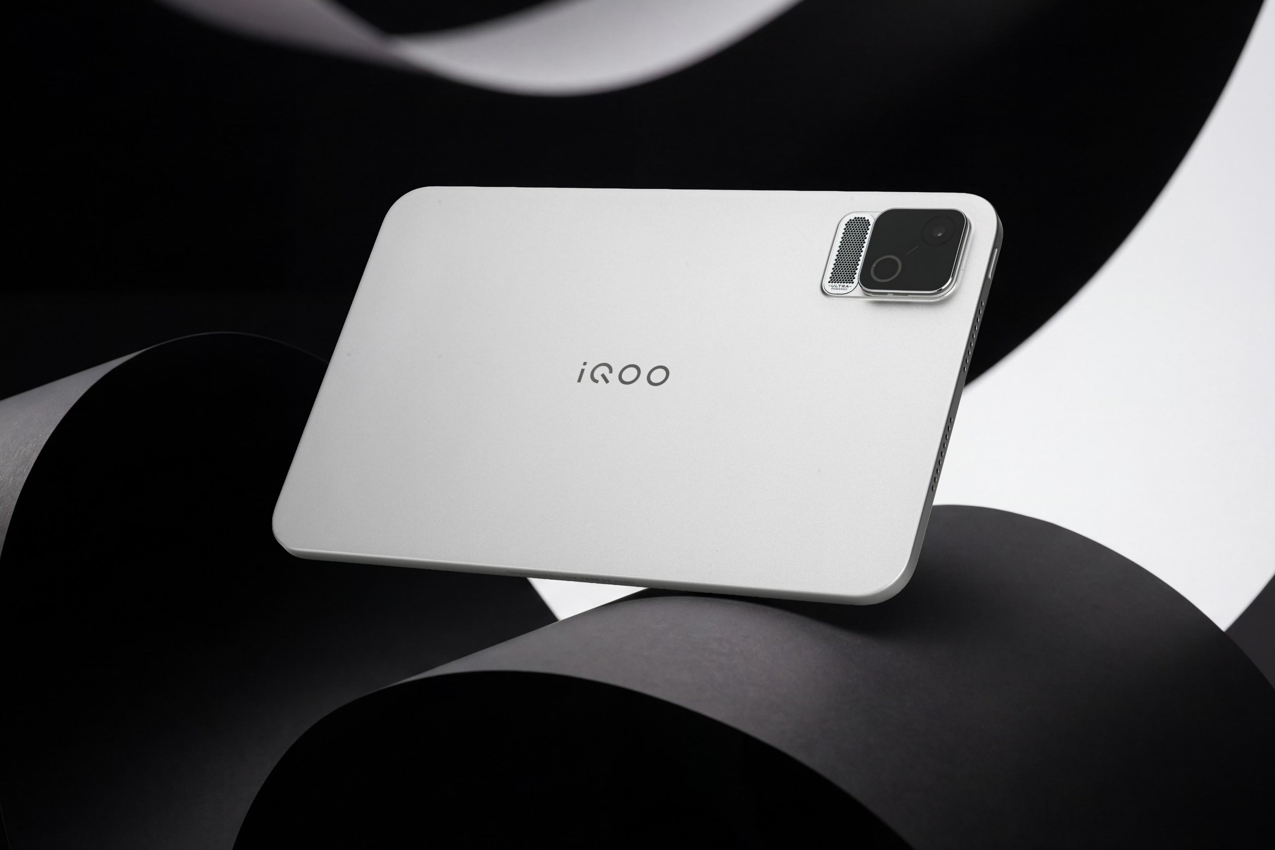 iQOO Pad Ultra có thân máy kim loại nguyên khối, mỏng nhẹ