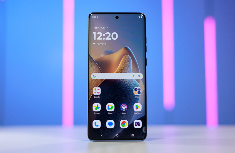 Màn hình cong 6,67 inch sắc nét, độ sáng tối đa là 4.500 nits