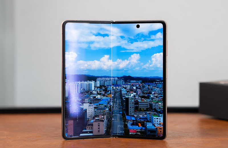 Bộ đôi màn hình OLED sắc nét, tần số quét LTPO 120 Hz mượt mà