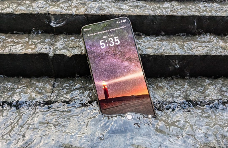 Màn hình OLED 6.79 inch rực rỡ