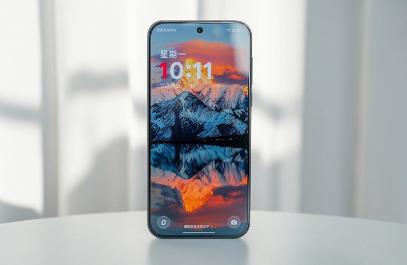 màn hình OLED 6,78 inch, tần số quét 165 Hz