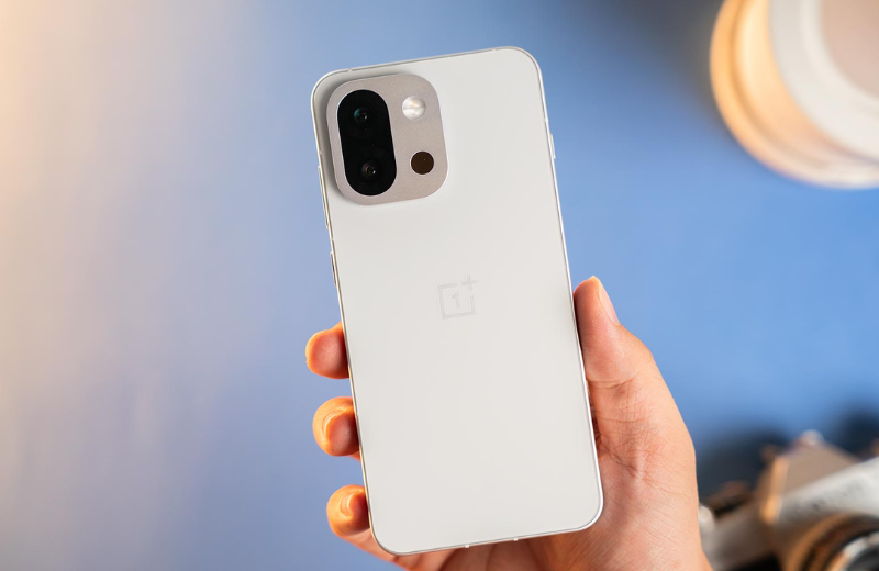 OnePlus 13T có thiết kế nhỏ gọn