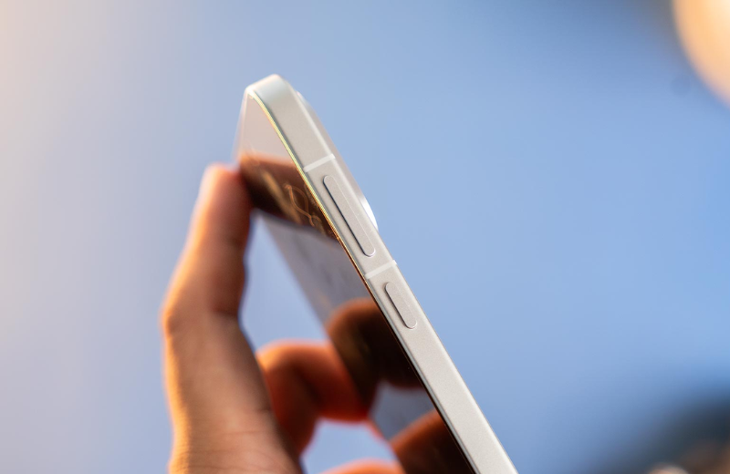 cạnh máy OnePlus 13T được làm phẳng