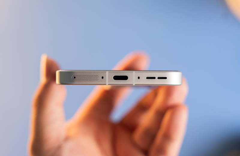 cạnh dưới OnePlus 13T trang bị cổng sạc