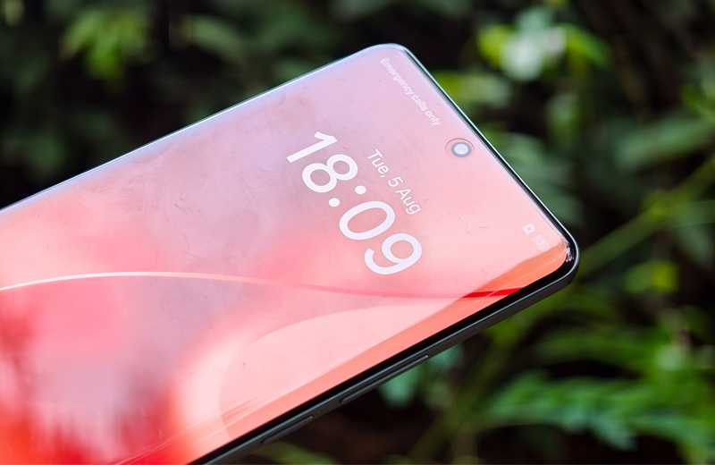 ealme 15 5G cũ có tấm nền OLED 6,8 inch cong nhẹ, độ phân giải gần QHD