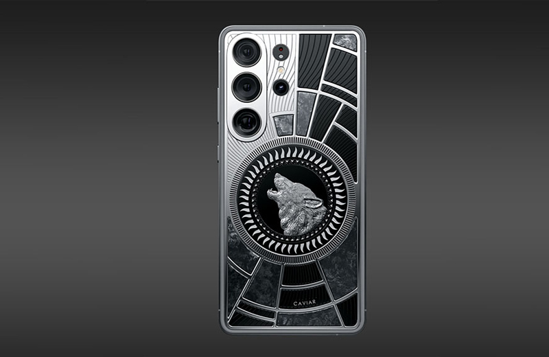 Bản Wolf sở hữu phù điêu sói chế tác trên nền titanium